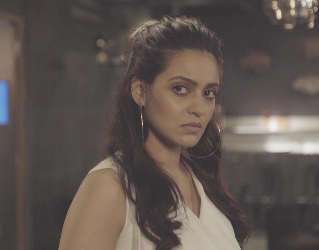 প্রিয়ঙ্কা সরকার। এই ছবিতে তাঁর চরিত্রের নাম সায়নী। এক রহস্যজনক মহিলা। যিনি সাইক্লোনের সময় হঠাত্ই একটি রেস্তোরাঁয় ঢুকে পড়েন।