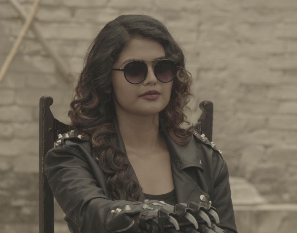 সায়নী ঘোষও এ ছবিতে রহস্যজনক চরিত্রে রয়েছেন। ইনি আবার জুয়া খেলার আয়োজন করেন।