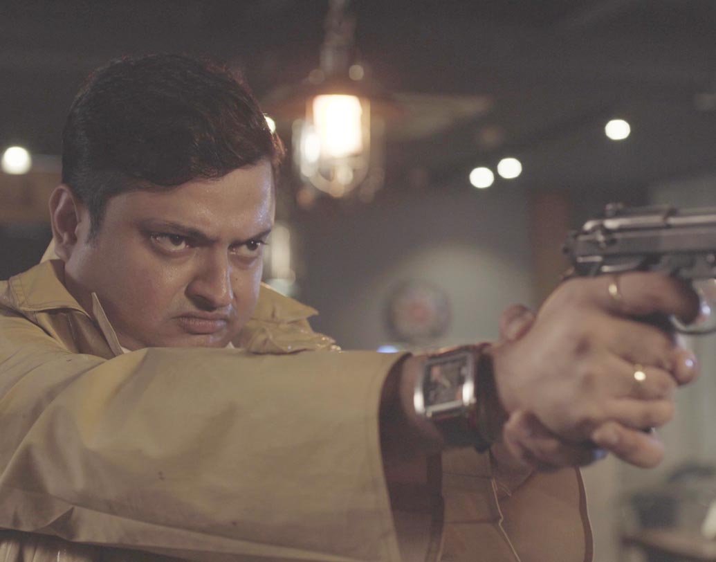 বিশ্বনাথ বসুকে দেখা যাবে এক পুলিশের চরিত্রে। সাইক্লোনের সময় পালিয়ে যাওয়া এক সিরিয়াল কিলারকে খুঁজছেন তিনি।