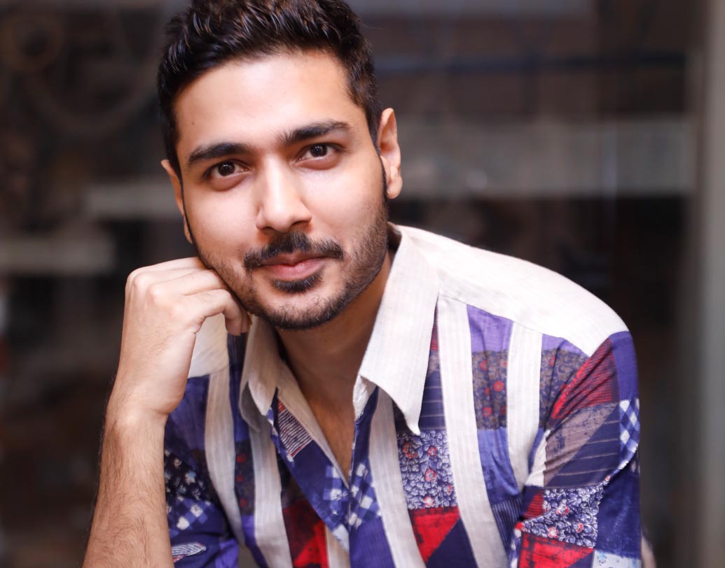 সৌমেন বসু। এই ছবিতে তাঁর চরিত্রের নাম অর্জুন। উচ্চবিত্ত সমাজের মানুষ। কলেজপড়ুয়া। লাইফস্টাইল মেনটেন করতে অন্যরকম কিছু কাজে জড়িয়ে পড়েন।