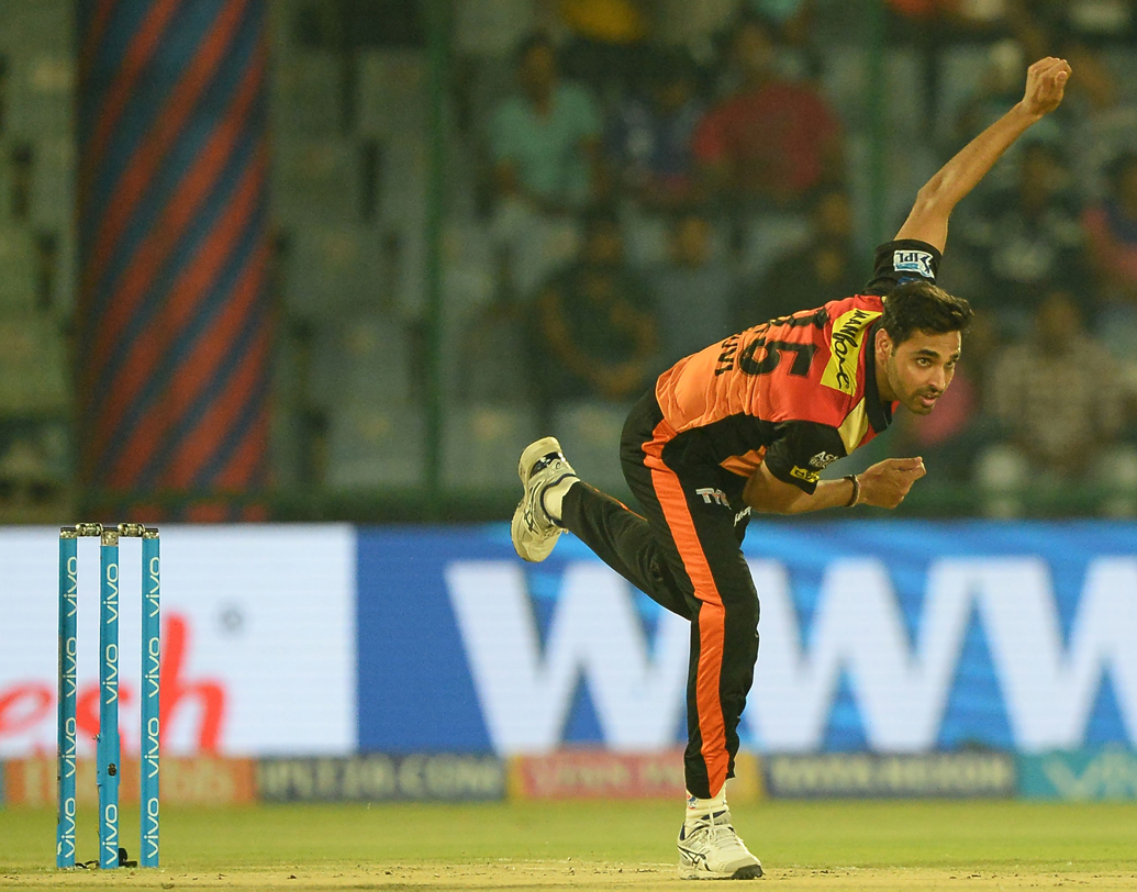 ভুবনেশ্বর কুমার: ভারতীয় দলের অন্যতম গুরুত্বপূর্ণ বোলার। আইপিএলেও দলের বোলিং আক্রমণকে সামনে থেকে নেতৃত্ব দিচ্ছেন। মেগা ফাইনালে ভুবনেশ্বরের দিকে তাকিয়ে দল। ছবি: এএফপি।