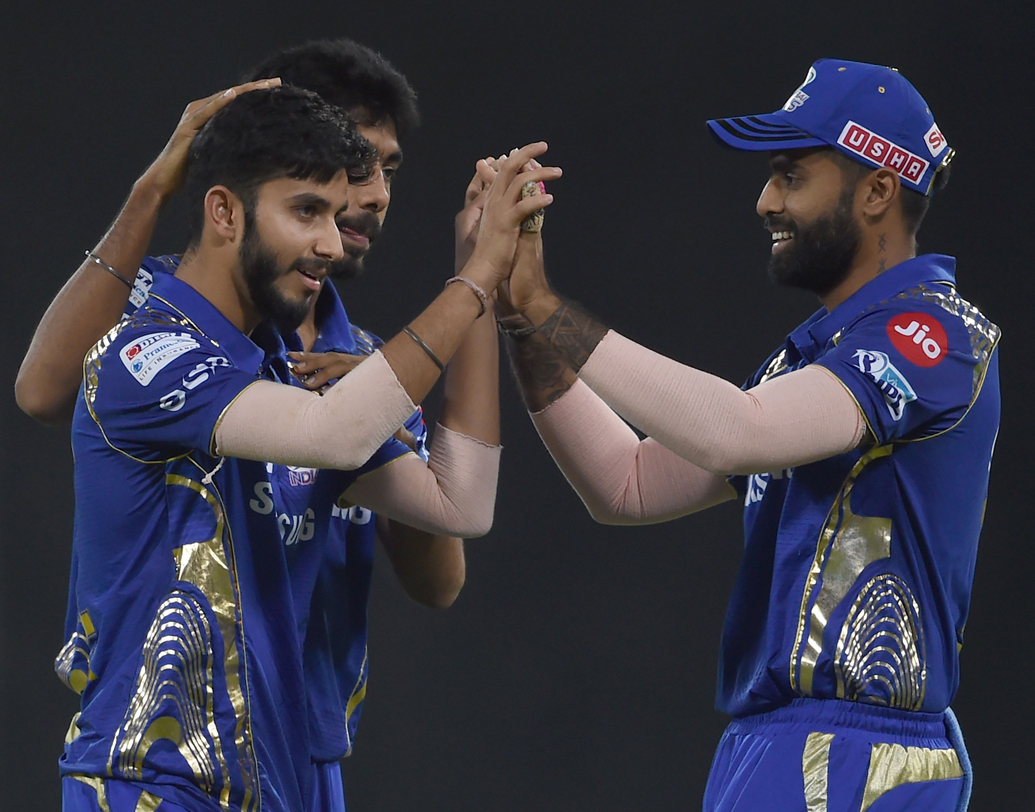 মায়াঙ্ক মারকান্দে: স্পিন বিভাগের দায়িত্ব কুলদীপের সঙ্গে ভাগ করে নিতে পারেন মায়াঙ্ক। মুম্বইয়ের এই সদস্য আইপিএলে বড় চমক বটে।