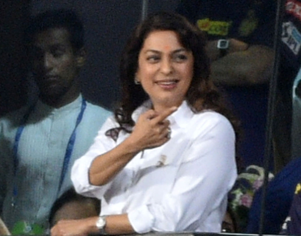 ইডেনের গ্যালারিতে তখন জুহি চাওলা।