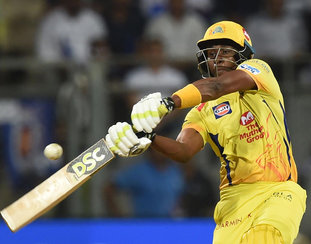 ডোয়েন ব্রাভো: ধোনিদের দলের সবচেয়ে ইউটিলিটি ক্রিকেটার। বল বা ব্যাট, দলের প্রয়োজনে যে কোনও ভূমিকায় তৈরি তিনি। ছবি: এএফপি।