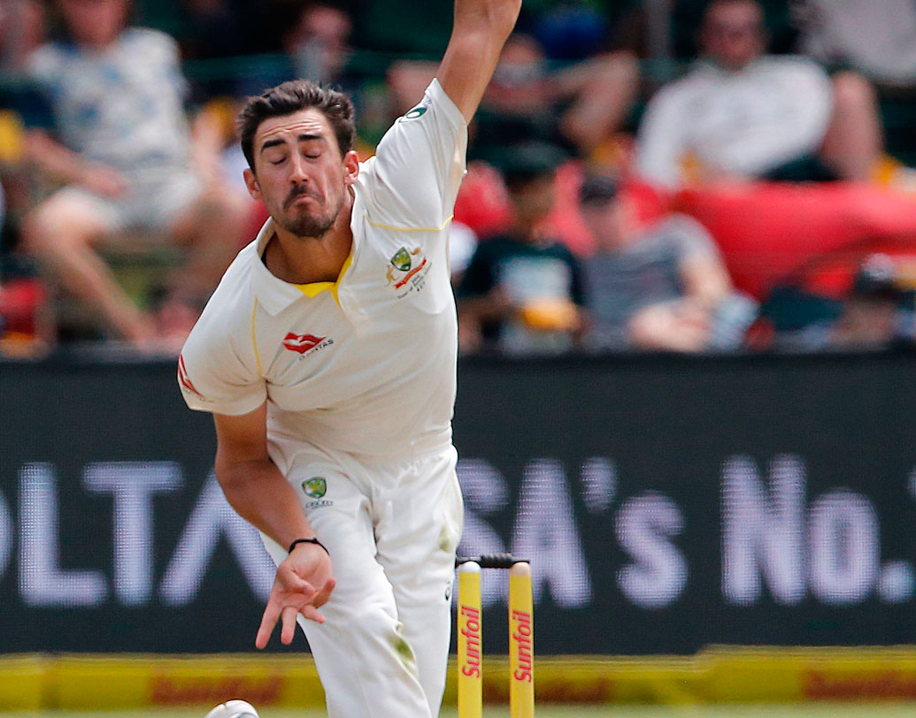 মিচেল স্টার্ক (কলকাতা নাইট রাইডার্স): নিলামে প্রায় সাড়ে ন’কোটি টাকা খরচ করে বাঁহাতি অজি পেসারকে দলে নেয় কলকাতা নাইট রাইডার্স। কিন্তু জো’বার্গে দক্ষিণ আফ্রিকার বিরুদ্ধে টেস্ট চলাকালীন পায়ে চোট পান স্টার্ক। ছিটকে যান আইপিএল থেকেই। তাঁর জায়গায় দলে আসেন ইংল্যান্ডের অলরাউন্ডার টম কুরান। ছবি: এএফপি।