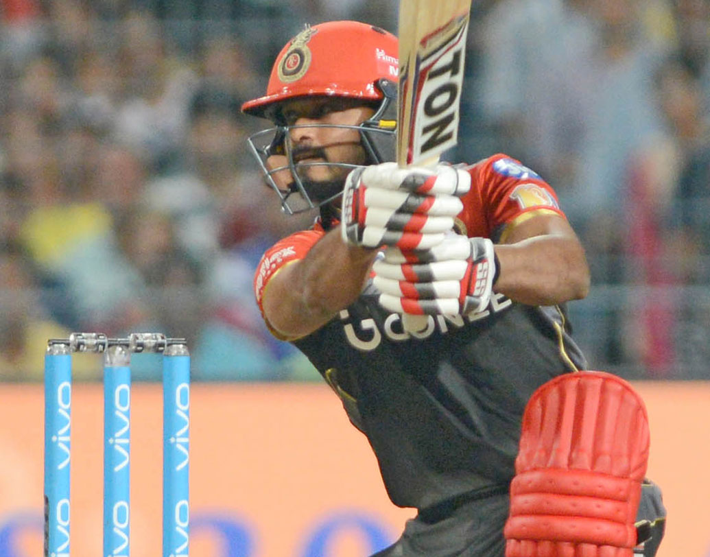 কেদার যাদব: চেন্নাইয়ের প্রথম ম্যাচে আহত অবস্থায় ব্যাট করতে নেমে দলকে জিতিয়ে ফেরেন কেদার। কিন্তু এই ম্যাচের পরই প্রায় ৮ কোটির কেদার ছিটকে যান হ্যামস্ট্রিংয়ে চোটের জন্য। তাঁর বদলে ইংল্যান্ডের অলরাউন্ডার ডেভিড উইলিকে দলে নেয় চেন্নাই।