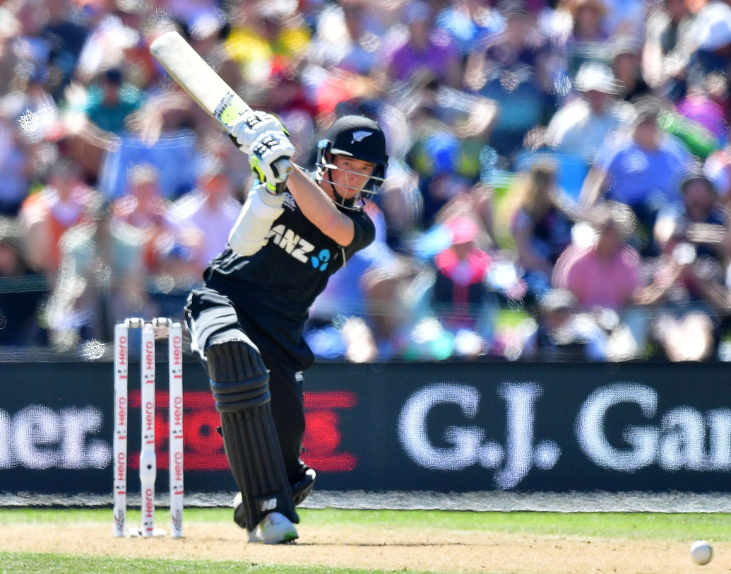 মিচেল স্যান্টনার: কিউয়ি এই তরুণ অলরাউন্ডারকে ৫০ লক্ষ টাকায় দলে নেয় চেন্নাই সুপার কিংস। কিন্তু হাঁটুর চোটের জন্য ন’মাস মাঠের বাইরে চলে যান স্যান্টনার। ছবি: এএফপি।