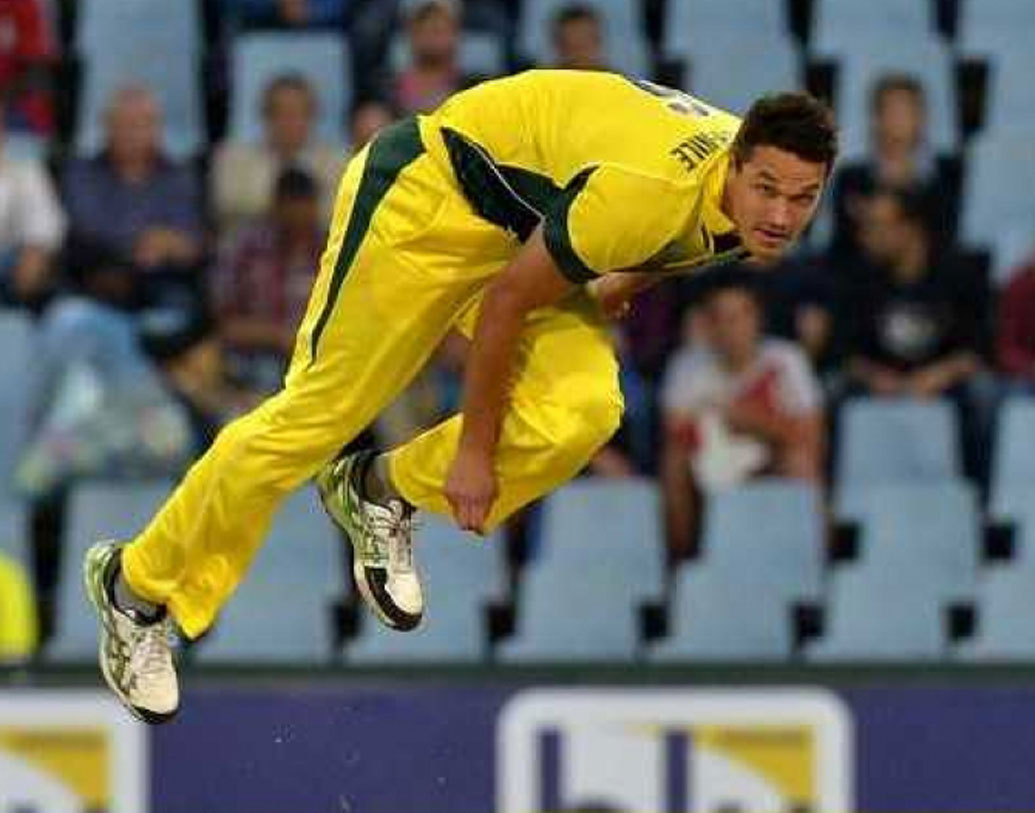 নাথান কুল্টার নাইল: দেড় কোটিতে নাইলকে দলে নেয় বেঙ্গালুরু। কিন্তু টুর্নামেন্ট শুরুর আগেই পিঠের চোট ছিটকে দেয় অজি তারকাকে। বদলি হিসাবে কোরে অ্যান্ডারসনকে দলে নেয় দলে নেয় আরসিবি।