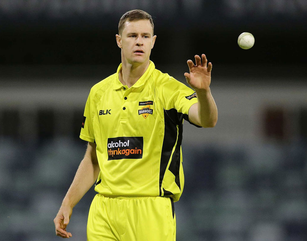 জেসন বেহরেনড্রফ: বিগ ব্যাশে ধারাবাহিক পারফরম্যান্সের জন্য তরুণ এই অজি পেসারকে দলে নেয় মুম্বই। কিন্তু ভারতে পা রাখার আগেই চোটের জন্য ছিটকে যান তিনি। তাঁর বদলি হিসাবে ম্যাকক্লেনাঘ্যানকে দলে নেয় মুম্বই।