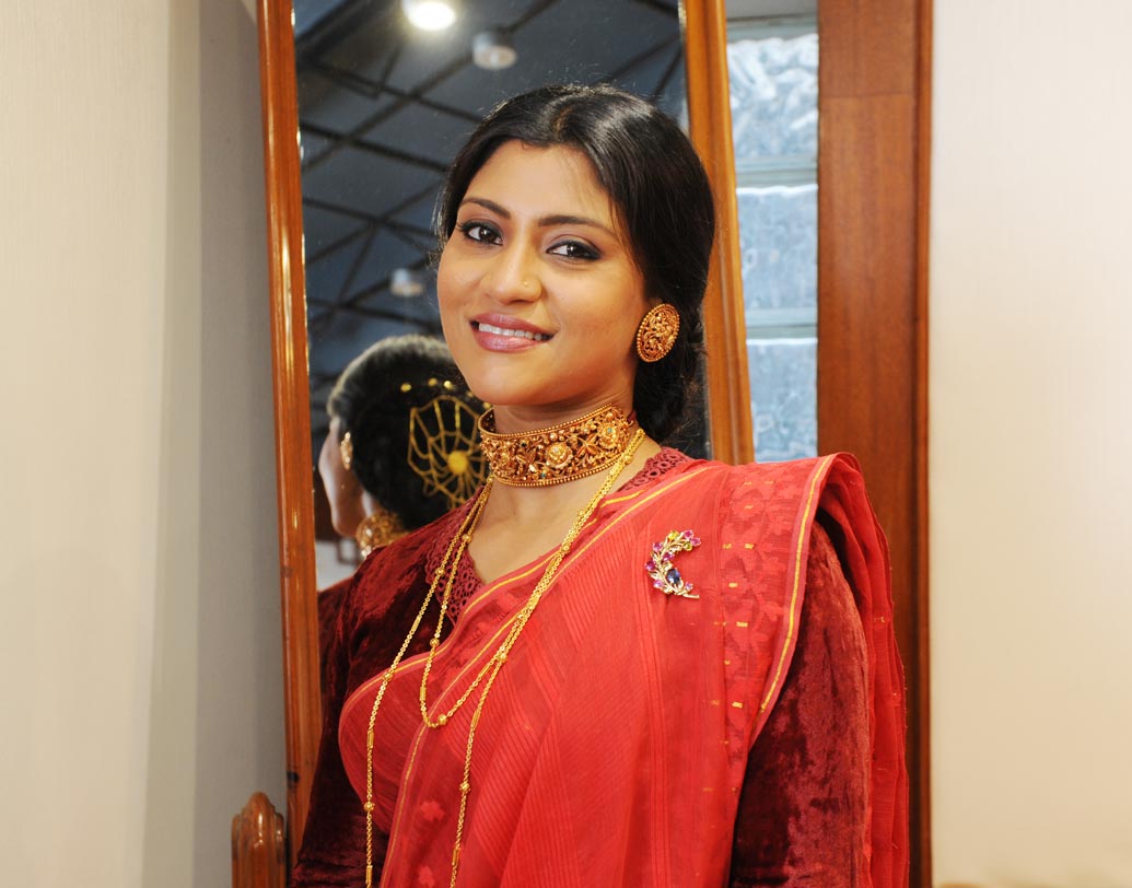 কঙ্গনা সেনশর্মা: কঙ্কনার অভিনয় দক্ষতার কথা কে না জানে। জানেন, শুধু মাত্র গায়ের রঙের জন্য একাধিক বার পরিচালকেরা বাতিল করে দিয়েছিলেন কঙ্কনাকে? ‘ডাস্কি লুক’-এর জন্য চান্স পেতেন না কোনও সিনেমাতেই। কিন্তু হার মানেননি নায়িকা। দুরন্ত অভিনয় দিয়ে সবার মন জয় করে নিয়েছিলেন তিনি।