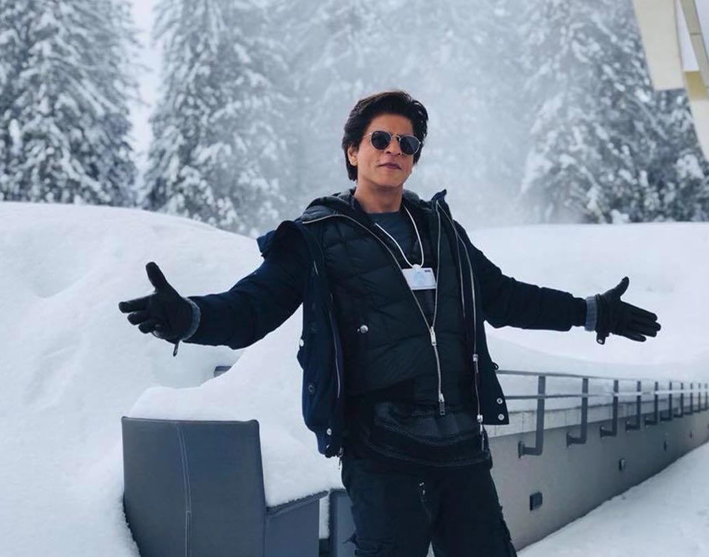 শাহরুখ খান: জানেন কি, বাতিলের খাতা থেকে বাদ যাননি বলি বাদশাও? টেলিভিশন থেকেই অভিনয় জগতে পা রাখেন শাহরুখ। লুক, গায়ের রং ইত্যাদি নানা কারণে কেরিয়ারের একেবারে শুরুর দিনগুলোতে একাধিক বার শাহরুখকে প্রত্যাখ্যান করেন পরিচালকেরা। পরেরটা তো সবারই জানা। বলিউডের ‘কিং অব রোমান্স’ মানেই হল শাহরুখ খান।