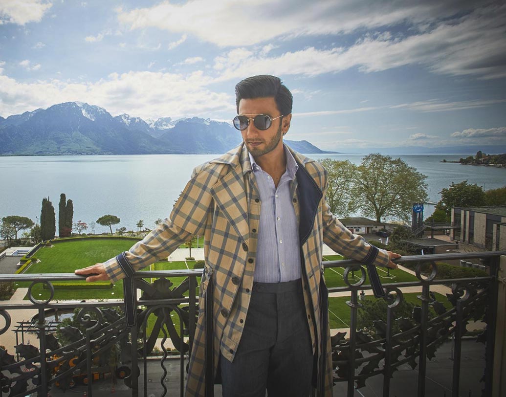 রণবীর সিংহ: বলিউজের হ্যান্ডসাম হাঙ্ক রণবীরকে রিজেক্ট হতে হয়েছিল তাঁর ‘উত্তর ভারতীয়’ লুকের জন্য। শুধু মাত্র মুখ ও দেহের গড়নের জন্য ফিল্ম অডিশনেই বাদ পড়ে যান অভিনেতা। পরবর্তীকালে দুরন্ত অভিনয় দিয়ে পরিচালকদের মন জিতে নেন তিনি। যে কোনও চরিত্রেই সমান সাবলীল রণবীর।