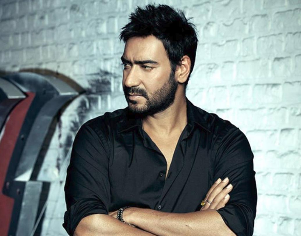 অজয় দেবগন: অভিনয়, অ্যাকশন স্টান্ট সবেতেই তুখোড় ‘সিংহম’ অভিনেতা। তবে কেরিয়ারের শুরুতে ‘ডাস্কি লুক’-এর জন্য একাধিক বার বাতিল হতে হয়েছিল অজয়কে। তাঁর লুক নিয়েও আপত্তি তুলেছিলেন অনেক পরিচালক। কিন্তু, বক্স-অফিসে একের পর এক হিট দিয়ে সবার মুখ বন্ধ করে দিয়েছিলেন তিনি।