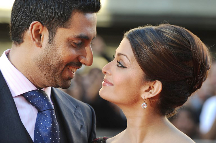 নেতিবাচক মন্তব্য করতেও ছাড়েননি কেউ কেউ। তবে গত কয়েক মাস ধরে যে জল্পনা চলছিল, তারই যেন উত্তর দিল বচ্চন পরিবার। তাঁরা যে একসঙ্গেই আছেন, সে কথাই বুঝিয়ে দিলেন ঐশ্বর্যা-অভিষেক।