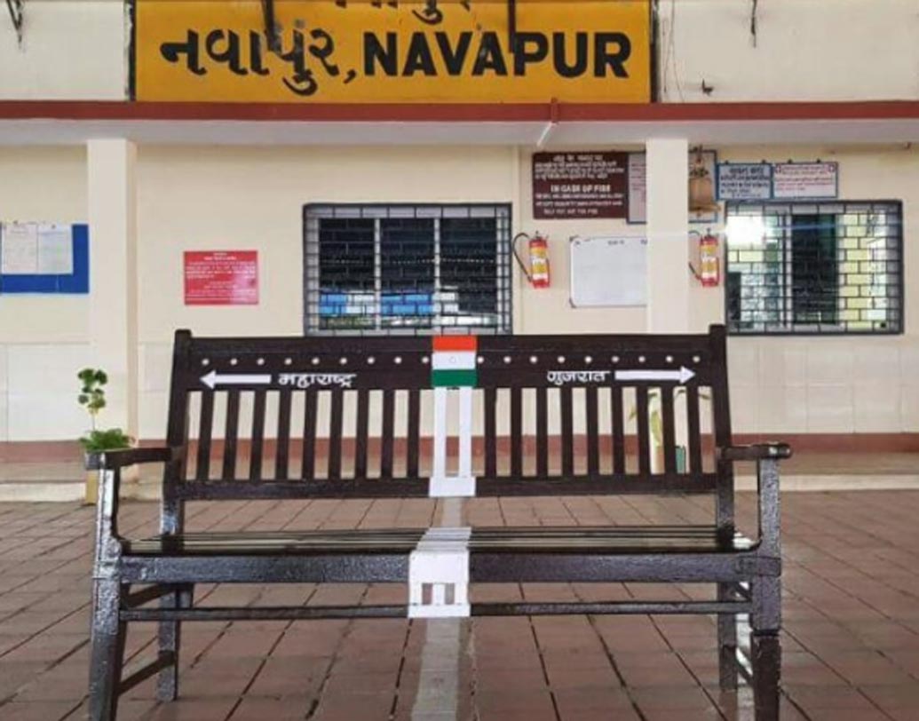 সম্প্রতি রেলমন্ত্রী পীযূষ গয়াল টুইটারে বলেছেন, ‘‘নবাপুর রেল স্টেশন একই সঙ্গে দুই রাজ্যে অবস্থান করছে। যার অর্ধাংশ মহারাষ্ট্রে এবং বাকি অংশ গুজরাতে। অর্থাৎ, রাজ্য ভাগ করেছে কিন্তু ভারতীয় রেল একসূত্রে গেঁথেছে।’’