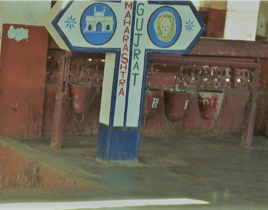 নবাপুর মহারাষ্ট্র পুরসভার (নগর পঞ্চায়েত) অন্তর্গত। মহারাষ্ট্র-গুজরাত সীমানায় অবস্থিত নবাপুরের অবস্থান এমন যে, এক দিকে মহারাষ্ট্রের উত্তর পশ্চিম প্রান্তে অবস্থিত ধুলে এবং অন্য দিকে গুজরাতের সুরাত, দু’দিক থেকেই এই জেলার দূরত্ব ১০০ কিলোমিটার। নবাপুর স্টেশনও খুব বেশি বড় নয়। খ্যাতির আড়ালে থাকলেও এই বিশেষ বৈশিষ্ট্যই নবাপুরের পরিচিতি অনেক বাড়িয়ে দিয়েছে।