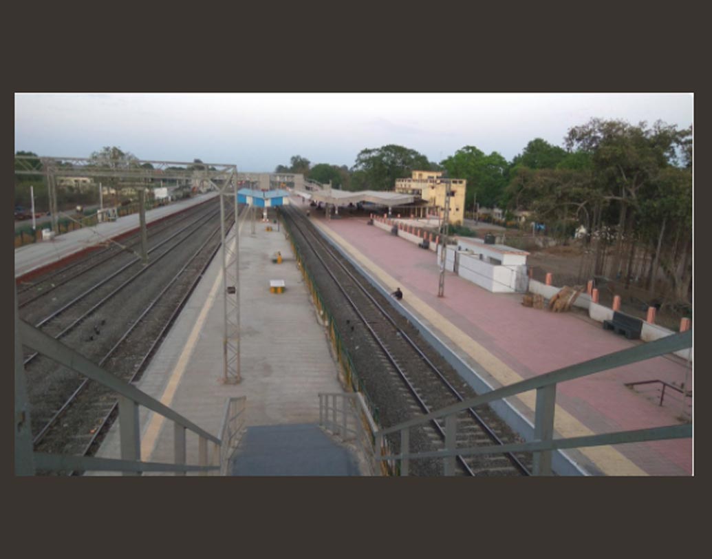 নবাপুর মহারাষ্ট্র পুরসভার (নগর পঞ্চায়েত) অন্তর্গত। মহারাষ্ট্র-গুজরাত সীমানায় অবস্থিত নবাপুরের অবস্থান এমন যে, এক দিকে মহারাষ্ট্রের উত্তর পশ্চিম প্রান্তে অবস্থিত ধুলে এবং অন্য দিকে গুজরাতের সুরাত, দু’দিক থেকেই এই জেলার দূরত্ব ১০০ কিলোমিটার। নবাপুর স্টেশনও খুব বেশি বড় নয়। খ্যাতির আড়ালে থাকলেও এই বিশেষ বৈশিষ্ট্যই নবাপুরের পরিচিতি অনেক বাড়িয়ে দিয়েছে।