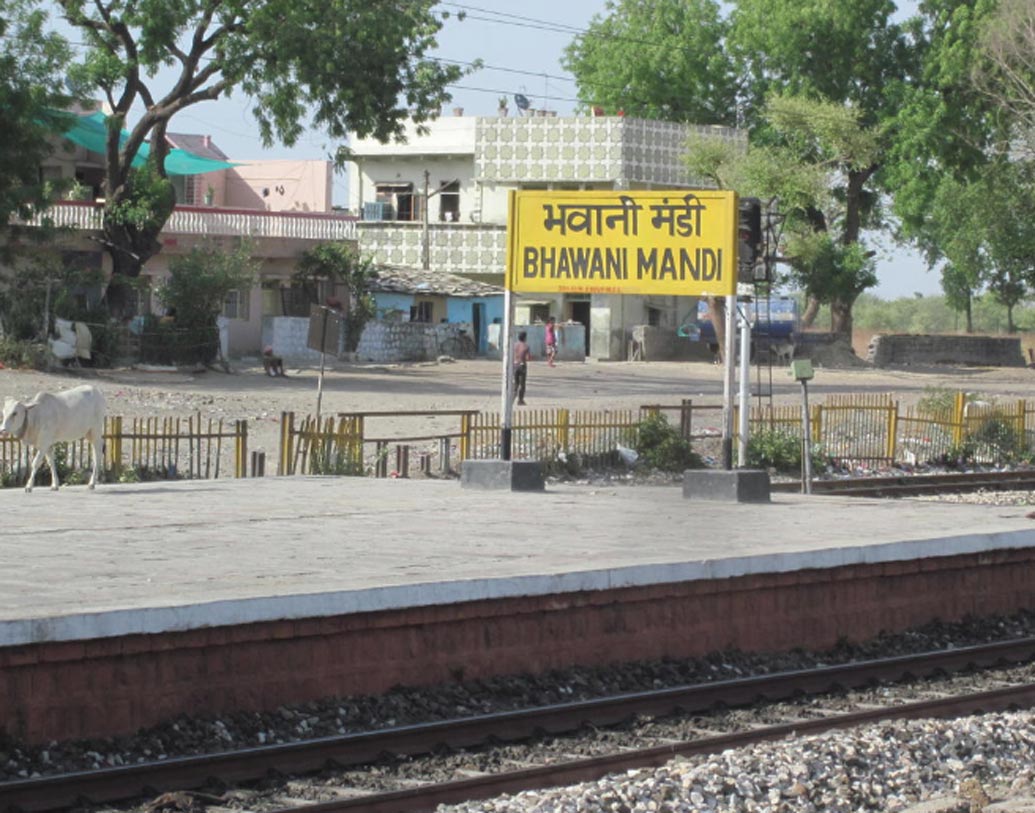 নবাপুর ছাড়াও দেশে এই রকম আরও একটি স্টেশন রয়েছে। স্টেশনটির নাম ভবানী মান্ডি। যার অর্ধেক রয়েছে মধ্যপ্রদেশে এবং বাকি অর্ধেক রাজস্থানে।