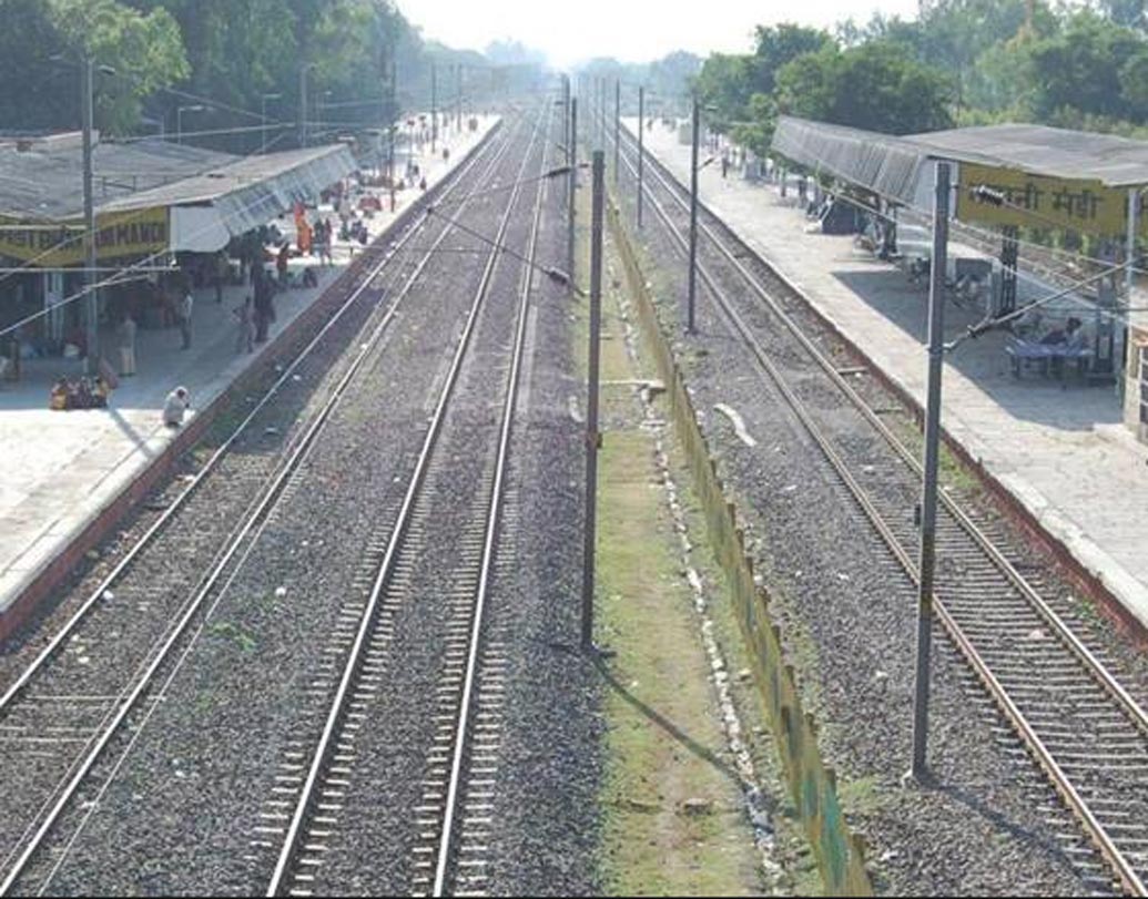 আরও মজার কথা হল, ভবানী মান্ডি স্টেশনের টিকিট কাউন্টার পড়েছে মধ্যপ্রদেশের মন্দসৌর জেলায়। অন্য দিকে, স্টেশনের ঢোকার মূল গেট ও ওয়েটিং রুম সবই রয়েছে রাজস্থানের ঝালওয়ার জেলায়। অর্থাৎ, আপনি টিকিট কাটলেন মধ্যপ্রদেশে, কিন্তু ট্রেনে উঠলেন রাজস্থান থেকে!