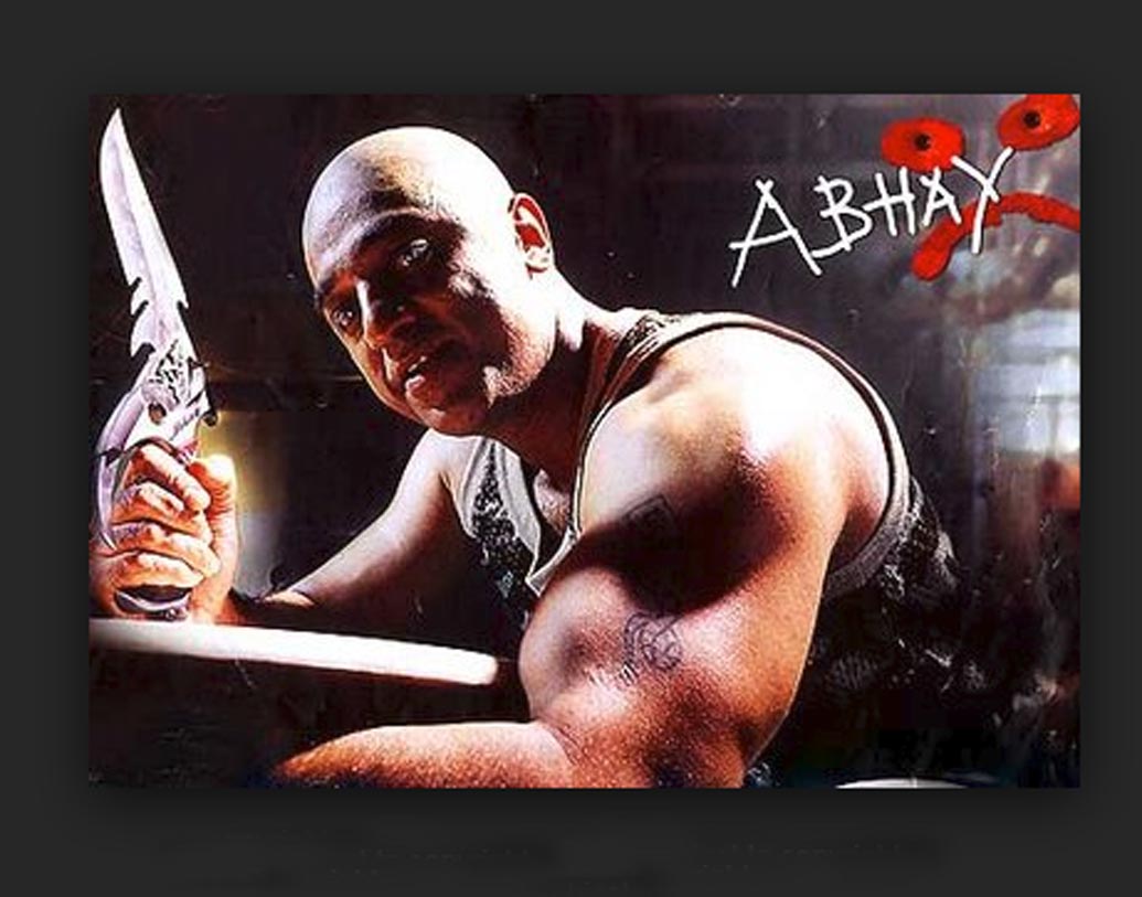 অভয়-কমল হাসন: সিরেশ কৃষ্ণা সাইকোলজিকাল থ্রিলার ছবি ‘অভয়’। ২০০১ সালে ছবিটি মুক্তি পায় এবং বক্স-অফিসেও বেশ ভাল ব্যবসা করে। ছবিটিতে একই সঙ্গে দু’টি চরিত্রে দেখা যায় কমল হাসনকে। একদিকে পুলিশ বিজয় ও অন্যদিকে স্কিৎজোফ্রেনিয়ায় আক্রান্ত তাঁর ভাই অভয় এই দু’জনকে নিয়েই এগিয়ে চলে ছবির গল্প।