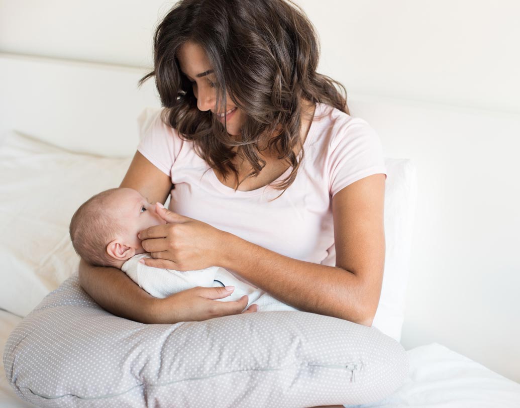 শিশুর স্তন্যপানের ছবি একেবারেই সোশ্যাল মিডিয়ায় পোস্ট করবেন না। স্তন্যপান করানোর মধ্যে কোনও অনৈতিক কিছু নেই। কিন্তু, বেশ কিছু সোশ্যাল সাইট এই ধরনের ছবি প্রোফাইল থেকে হ্যাক করে নেয়, পরে সেগুলি ভিডিও আকারে পর্ন ওয়েবসাইটগুলোতে ছড়িয়ে দেয়।