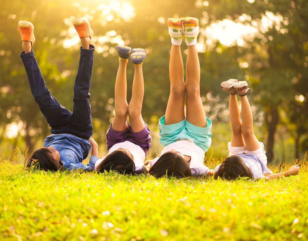 আপনার সন্তানকে তো প্রায়ই পার্কে বা খেলার মাঠে নিয়ে যান। সমবয়সীদের সঙ্গে তার খেলাধূলা, হুটোপাটির ছবিও পোস্ট করেন। এমন কোনও ছবি সোশ্যাল মিডিয়ায় দেবেন না যেখানে আপনার সন্তানের অন্তর্বাস দেখা যাচ্ছে। ছেলে হোক বা মেয়ে এই ধরনের ছবি অ্যাকাউন্ট থেকে হাতিয়ে নেওয়ার জন্য বসে থাকে হ্যাকারেরা।