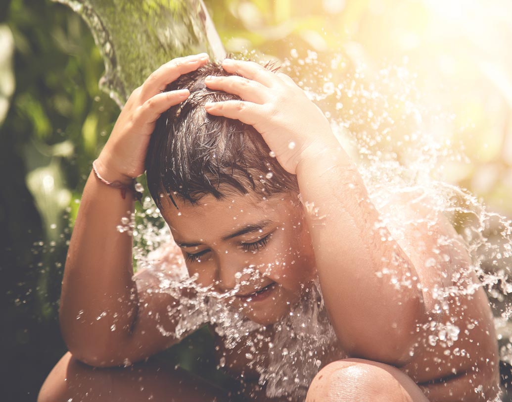 ফেসবুক খুললেই প্রায়ই দেখা যায় বাচ্চাদের নগ্ন করে স্নান করানোর ছবি পোস্ট করছেন অভিভাবকেরা। সেই সব ছবিতে আবার বিস্তর লাইক এবং নানা ধরনের কমেন্ট-পাল্টা কমেন্ট। বিশেষজ্ঞেরা বলছেন, ছবি দিন কিন্তু শিশুদের অনাবৃত শরীরের নয়।