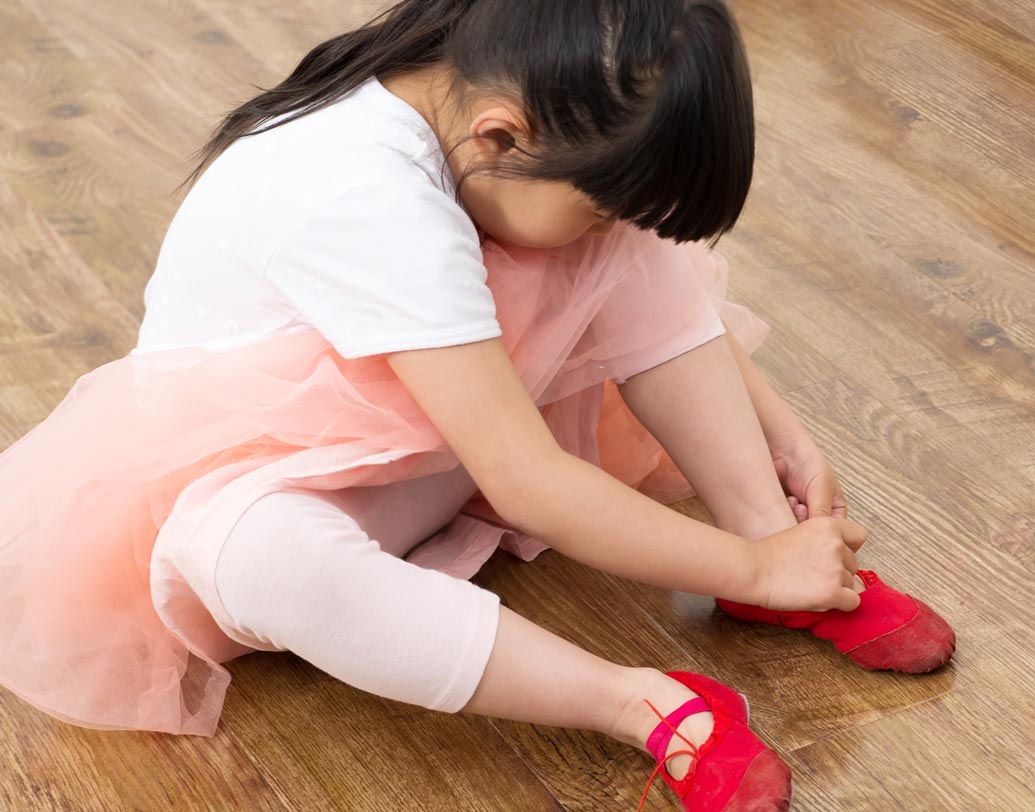 আপনার সন্তান ধীরে দীরে বড় হচ্ছে? ছোট্ট ছোট্ট হাতে নিজের পোশাক নিজেই বদলাতে শিখে গিয়েছে? আপনিও খুব খুশি হয়ে সেই পোশাক বদলানোর ছবি পোস্ট করে দিলেন সোশ্যাল মিডিয়ায়। জানেন তো, পরোক্ষে আপনার সন্তানকেই ঠেলে দিচ্ছেন বিপদের মধ্যে। এই সব ছবি রমরম করে বিক্রি হয় নানা পর্নোগ্রাপি সাইটে।