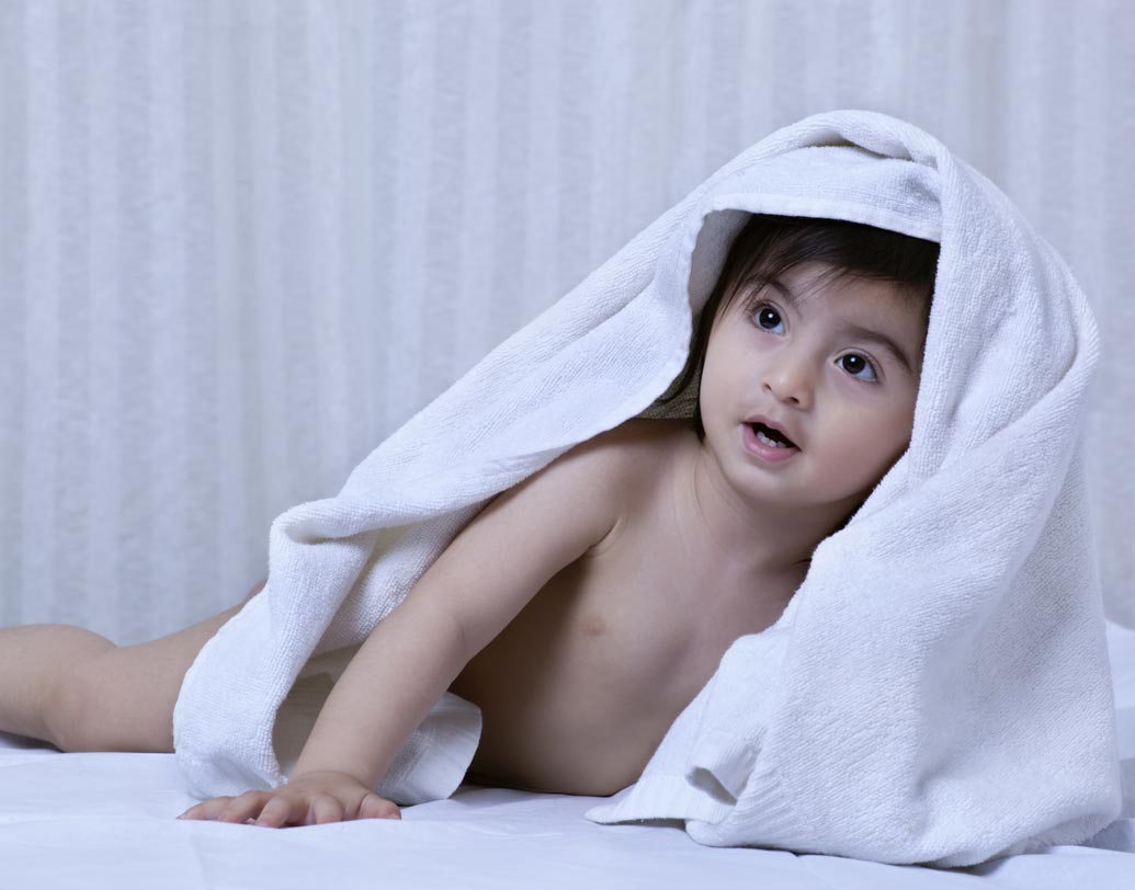 রণবীর কপূরের ‘সাওয়ারিয়া’ ছবির কথা মনে আছে? গানের তালে তালে টাওয়াল জড়ানো রণবীরের নাচ আপনিও উপভোগ করেছেন। কিন্তু বলিউড ছবি দেখে নিজের সন্তানের এমন কোনও ছবি কখনওই সোশ্যাল মিডিয়ায় পোস্ট করবেন না। ছবিতে কমেন্ট হয়তো অনেক পাবেন, কিন্তু এই ছবিগুলিই বাছাই হয়ে চলে যাবে নানা পর্ন সাইটে।