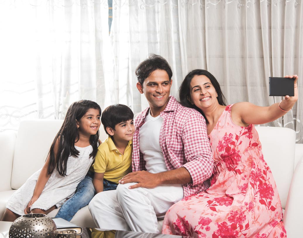 দেখা গিয়েছে খুব বেশি সতর্ক থাকতে গিয়ে অভিভাবকেরা আবার সন্তানদের সব সময় নিজেদের সঙ্গেই ছবি তুলতে বাধ্য করেন। মনোবিদেরা জানাচ্ছেন, এমন করলে শিশুদের মনের উপর প্রভাব পড়ে। আপনি নিজে সতর্ক থাকুন। আর সন্তানদেরও স্বনির্ভর হতে দিন।