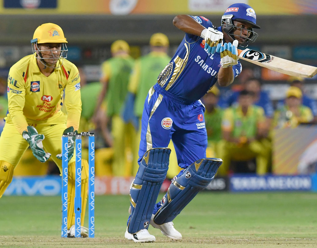 এভিন লিউয়িস: তিনটি ম্যাচে রান পাননি। বাকি সব ম্যাচেই ওপেনিংয়ে ভাল রান পেয়েছেন এই ক্যারিবিয়ান। আজও তাঁর দিকে তাকিয়ে থাকবে মুম্বই। ছবি: এএফপি।