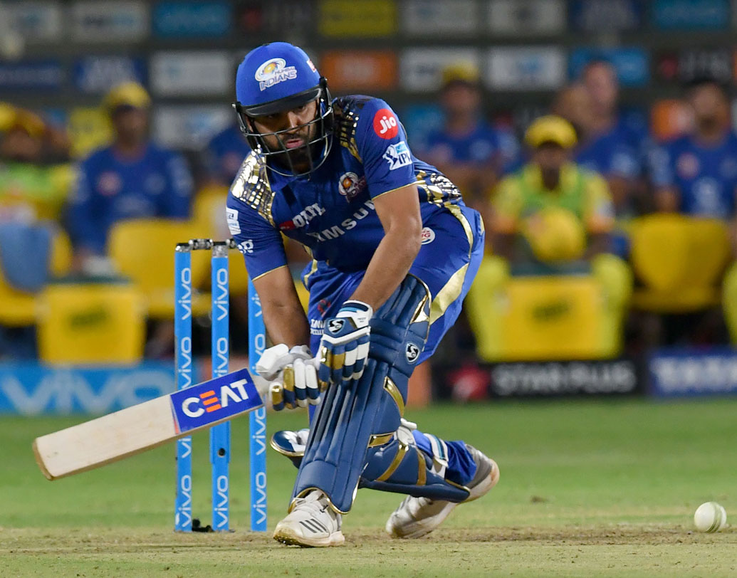 রোহিত শর্মা: একটি ৯৪ এবং একটি অপরাজিত ৫৬, রোহিতের ব্যাটে রান বলতে এই দুই। আজ কিন্তু তাঁকে সামনে থেকে নেতৃত্ব দিতে হবে। ছবি: এএফপি।