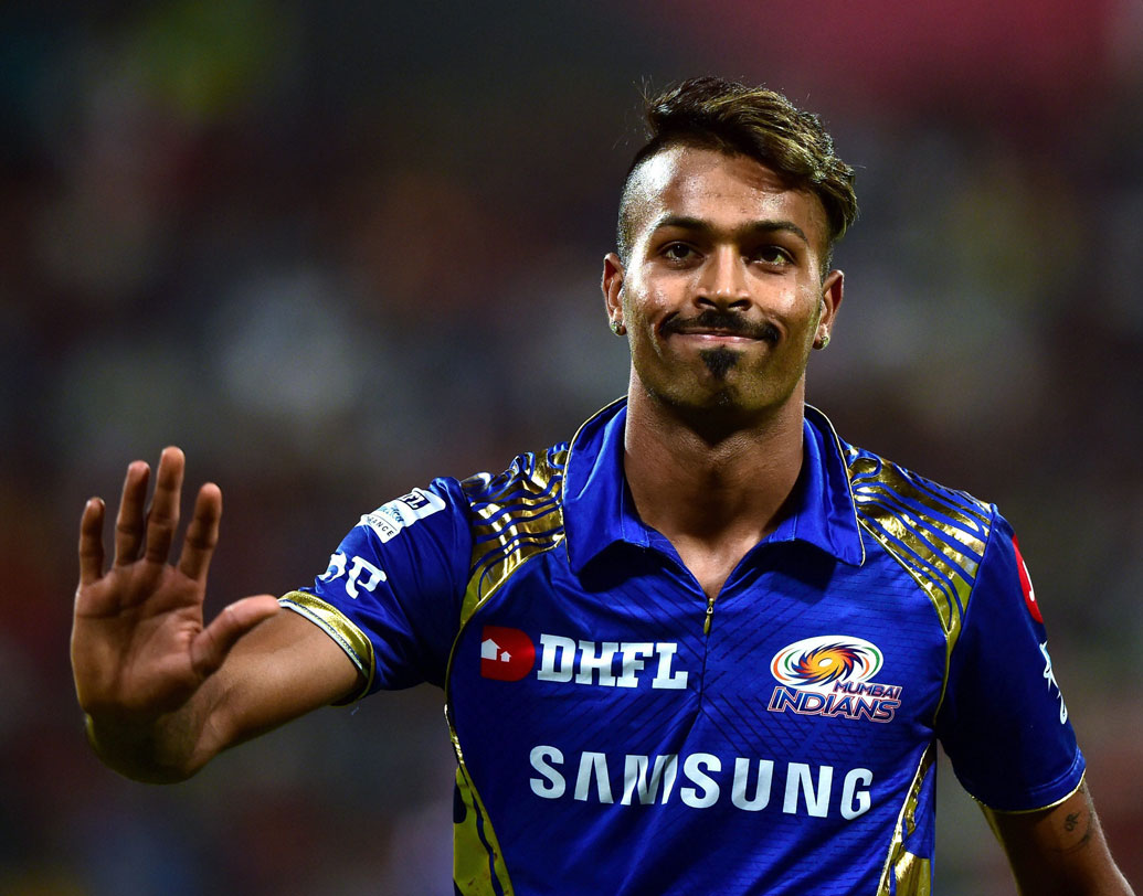 হার্দিক পাণ্ড্য: গত ম্যাচের সেরা পারফর্মার। বল হাতে তিন উইকেট এবং হাফ সেঞ্চুরি করলেও দলকে জেতাতে পারেননি। ছবি: পিটিআই।