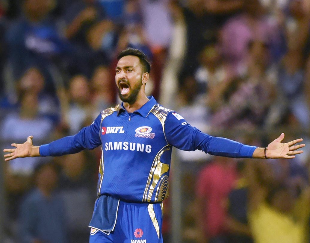 ক্রুনাল পাণ্ড্য: বল হাতে যথেষ্ট ভাল ফর্মে আছেন ক্রুনাল। আজ তাঁর কাছে থেকে তেমনই একটা ভাল পারফর্ম্যান্স আশা করবে দল। ছবি: পিটিআই।