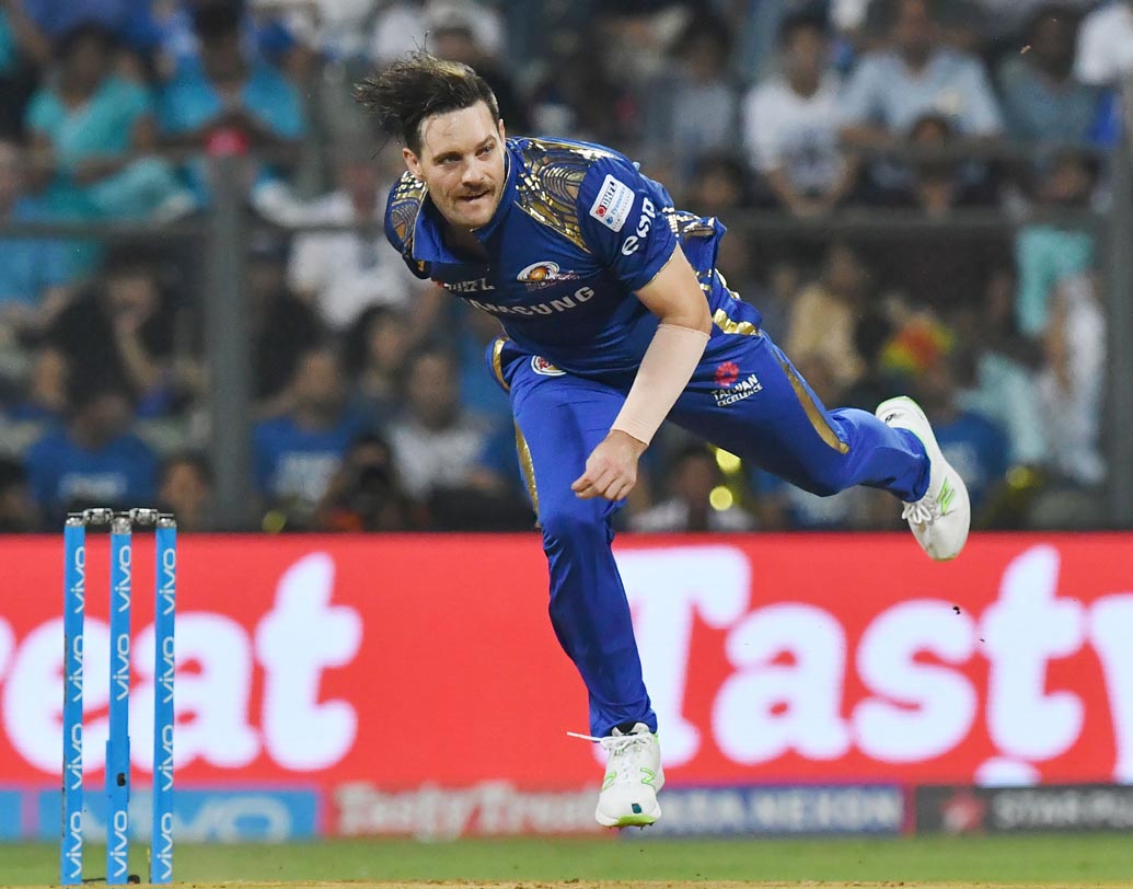 মিচেল ম্যাকক্লেনাঘ্যান: বল হাতে ভাল ফর্মে রয়েছেন। আজও তাঁর কাছে থেকে আগুনে স্পেল আশা করবে মুম্বই। ছবি: এএফপি।