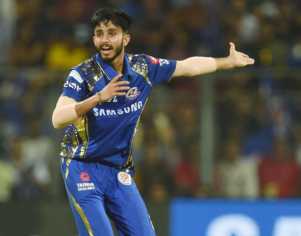 ময়াঙ্ক মার্কণ্ডে: দুরন্ত ফর্মে রয়েছেন মুম্বইয়ের এই স্পিনার। তাঁকে খেলতে সমস্যায় পড়েছেন প্রায় সব ব্যাটসম্যানই। ছবি: এএফপি।