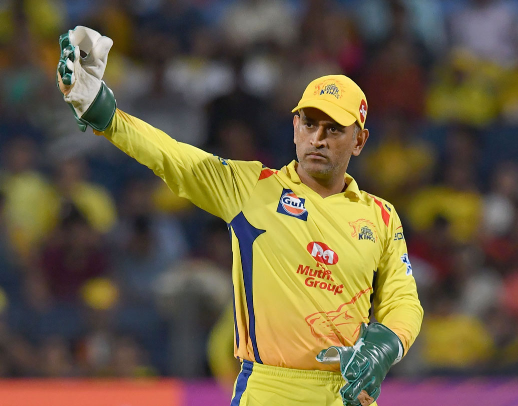 ধোনি সিদ্ধান্ত: চেন্নাইয়ের হয়ে বল হাতে সবচেয়ে সফল হরভজন সিংহ। ৩ ওভারে মাত্র ২০ রান দিয়ে এক উইকেট পান তিনি। অথচ তাঁকেই পুরো কোটার বল করালেন না ধোনি। ছবি: এএফপি।