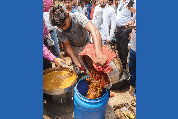 ফেলে দেওয়া হচ্ছে রান্না করা মাংস। মেদিনীপুরে। নিজস্ব চিত্র