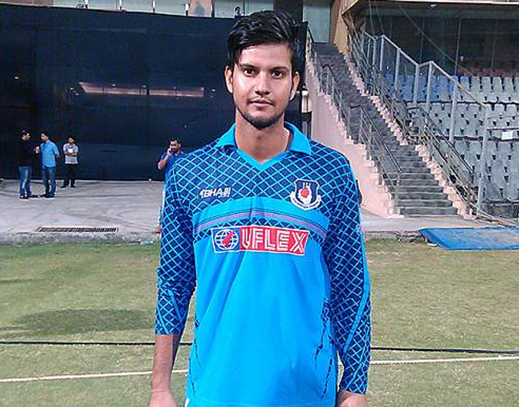 একলব্য দ্বিবেদী: মিডল অর্ডার ব্যাটসম্যান। এক কোটি টাকা দিয়ে গুজরাত লায়ন্স কিনেছিল তাঁকে। তবে, ৪ ম্যাচে করেছিলেন মাত্র ২৪ রান। তার পরই বাদ পড়েন দল থেকে। এ বছর দলই পাননি তিনি।