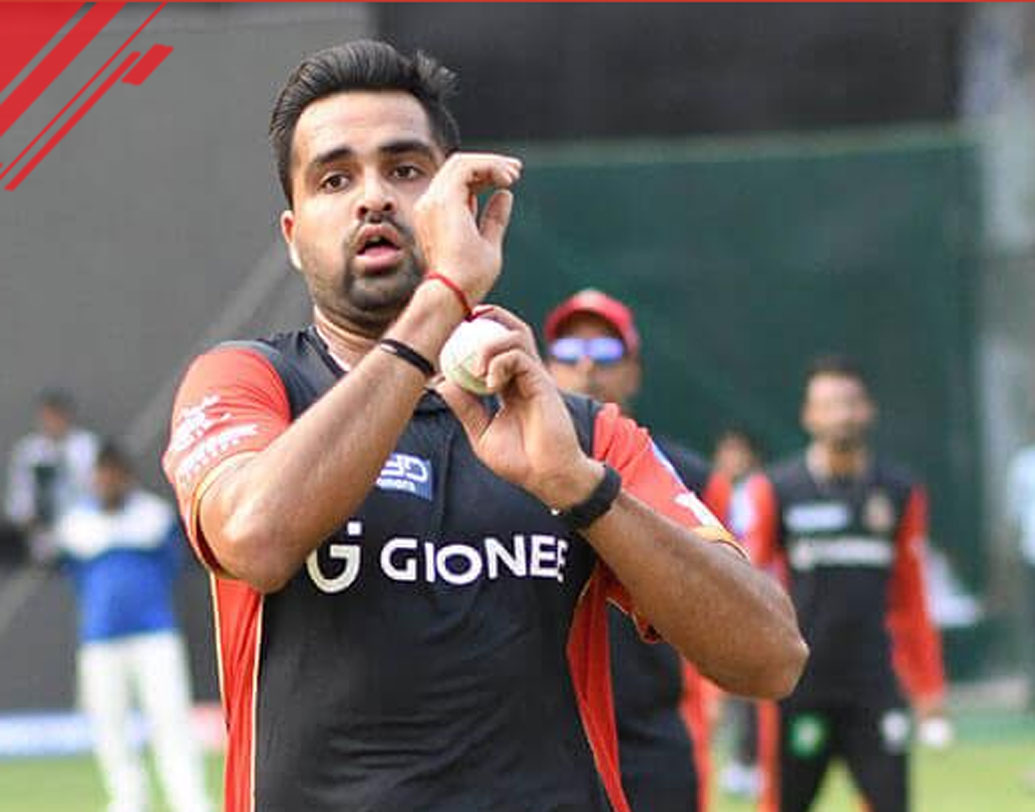 অনিকেত চৌধুরি: গত বছর আরসিবি তাঁকে কিনেছিল ২ কোটি টাকায়। হতাশ করেন দলকে। ৫ ম্যাচে ওভার পিছু ৮.৫৫ রান দিয়ে ৫ উইকেট নেন। তার পরই দল থেকে বাদ দেওয়া হয় তাঁকে।