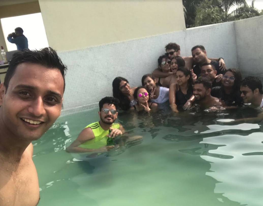 গ্রপফি টাইম। সুইমিং পুলে বন্ধুদের সঙ্গে গৌরব-দেবলীনা।