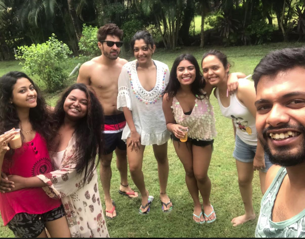 দিনভর চুটিয়ে মজা। বন্ধু এবং পরিবারের সঙ্গে গৌরব-দেবলীনা।