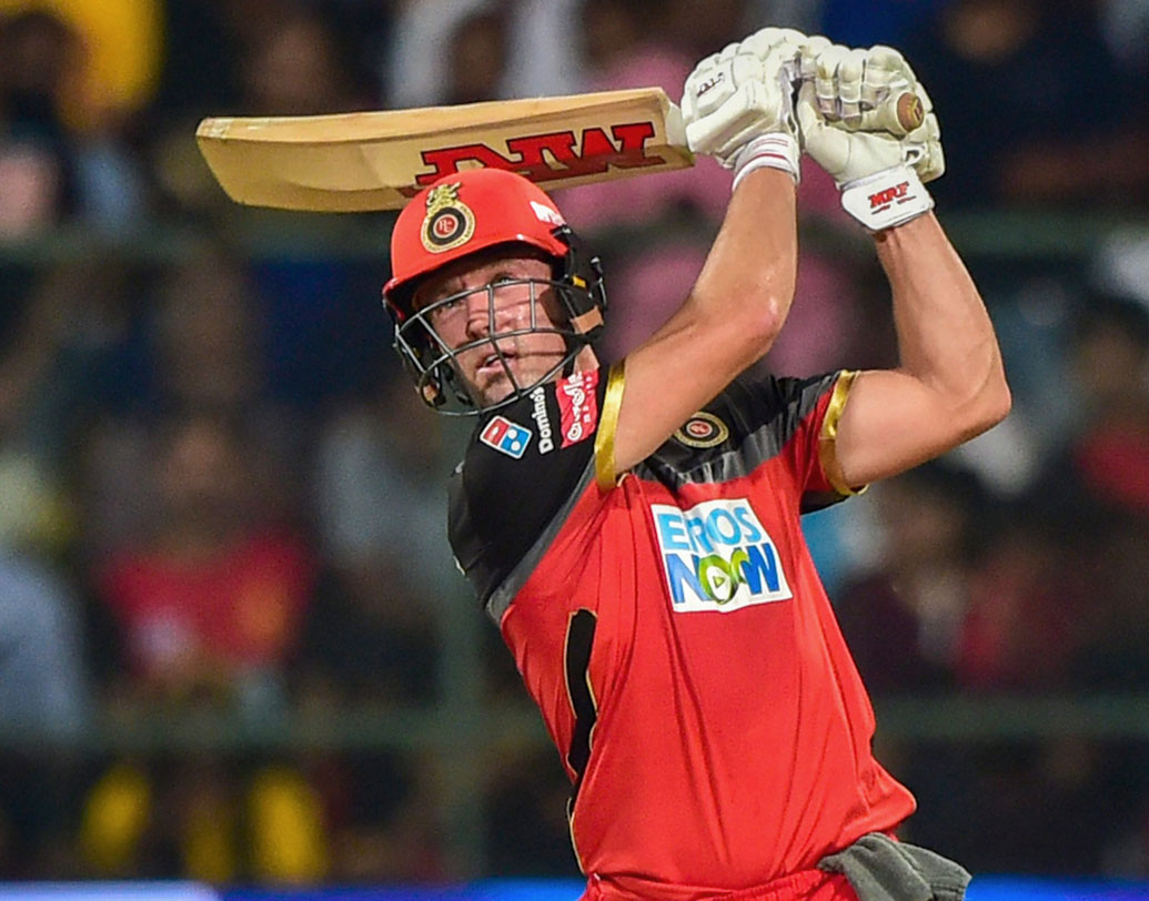 এবি ডেভিলিয়ার্স: ভাইরাল জ্বরে কাবু হয়ে দু’টি ম্যাচ খেলতে পারেননি। আজ তাঁর কাছ থেকে একটা বিধ্বংসী ইনিংস চাইবে বেঙ্গালুরু। ছবি: পিটিআই।