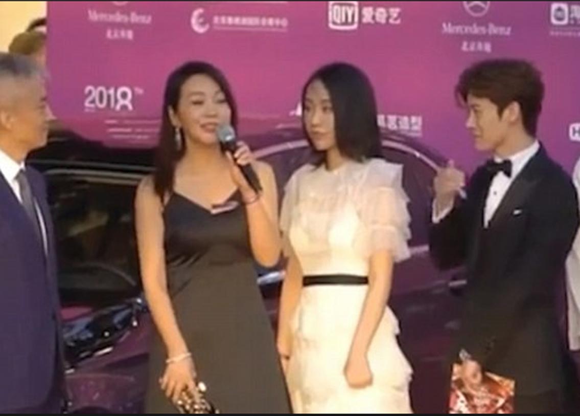 সম্প্রতি একটি অনুষ্ঠানে মেয়ের সঙ্গে একই মঞ্চে হাজির হন ইয়ান। আর তাতেই চক্ষু চড়কগাছ ভক্তদের। কোনটা যে মা আর কোনটা মেয়ে তা বুঝে উঠতেই বেশ বেগ পেতে হয়েছে তাঁদের। প্রথমে অবশ্য ভক্তরা তাঁদের দুই বোন বলে গুলিয়ে ফেলেছিলেন।