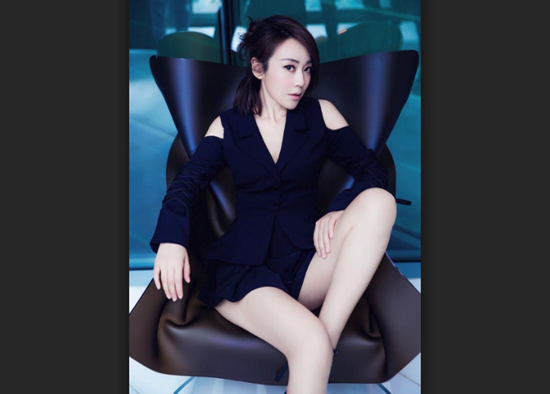 ইয়ান তাঁর নতুন ফিল্ম ‘আই অ্যাম ইওর মম’-এর প্রমোশনের জন্য মেয়েকে নিয়ে হাজির হয়েছিলেন বেজিং আন্তর্জাতিক ফিল্ম ফেস্টিভ্যালে। সেখানেই এই কাণ্ড। নতুন ফিল্মের বদলে ইয়ানের যৌবন ধরে রাখার রহস্য জানতেই বেশি কৌতুহল ছিল দর্শকদের। কিন্তু সেই রহস্য কি খোলসা করলেন ইয়ান?