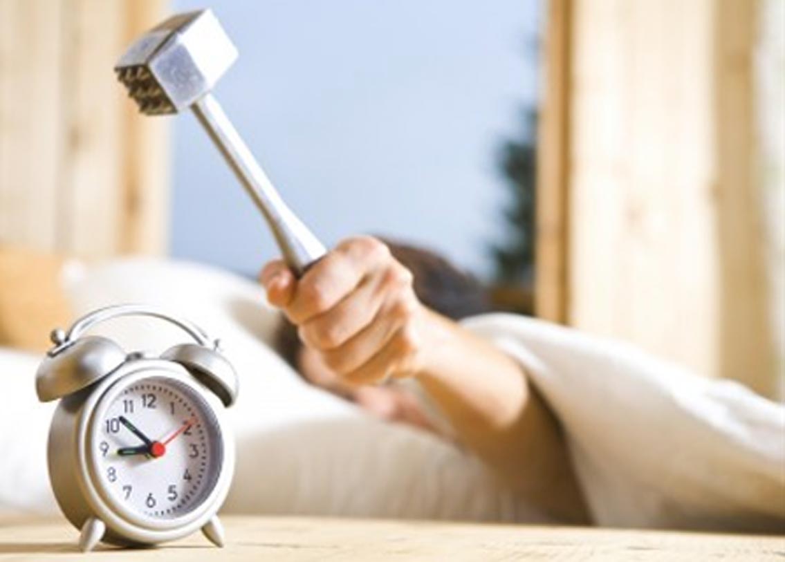 সবচেয়ে প্রথমে যেটা করবেন, তা হল অ্যালার্ম বন্ধ করে দিন। অবাক হচ্ছেন? এটাই স্বাভাবিক উপায়ে ঘুম ভাঙানোর প্রথম উপায়। দু’তিন সপ্তাহ লক্ষ রাখুন আর নোট রাখুন ঠিক কখন আপনার ঘুম ভাঙছে। কত ঘণ্টা ঘুম আপনার জন্য জরুরি তার একটা ধারণা পাবেন।