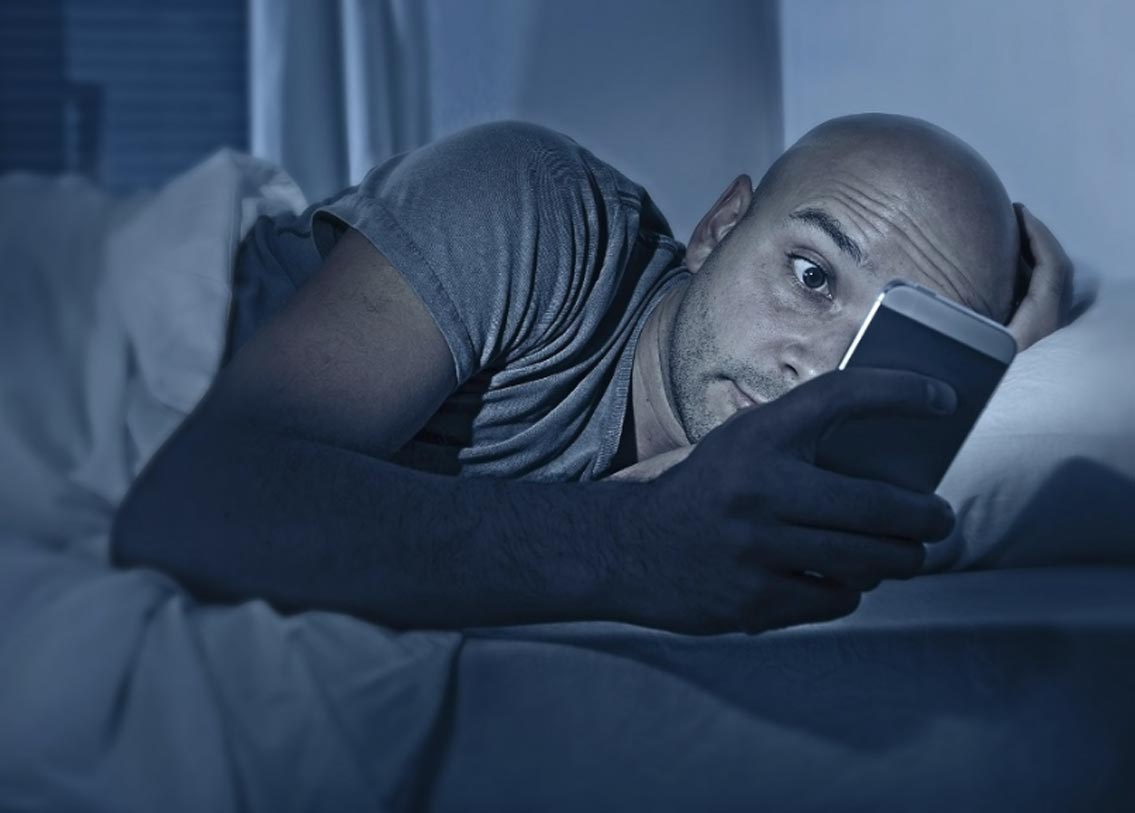 সেই অনুযায়ী ঘুমতে যাওয়ার সময়টা নির্দিষ্ট করুন। আর অবশ্যই ফোন থেকে নিজেকে দূরে সরিয়ে রাখুন এই সময়টা। কারণ বেশিরভাগ সময়ই সোশ্যাল মিডিয়ায় স্ক্রোল করেই ঘুমের জন্য বরাদ্দ অনেকটা সময়ই আমরা নষ্ট করে ফেলি।