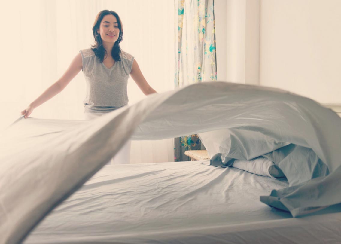 রাতের জন্য অপেক্ষা করবেন না। ঘুম থেকে উঠেই বরং বিছানাটা গুছিয়ে ফেলুন। এতে রাতে কিছুটা হলেও সময় বাঁচবে।