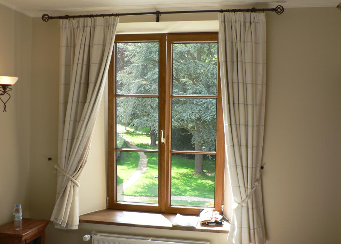 জানলার পর্দাগুলো সরিয়ে রাখুন। সকাল হলেই জানলা দিয়ে রোদ পড়বে চোখে। খুব তাড়াতাড়ি ঘুমও ভেঙে যাবে।