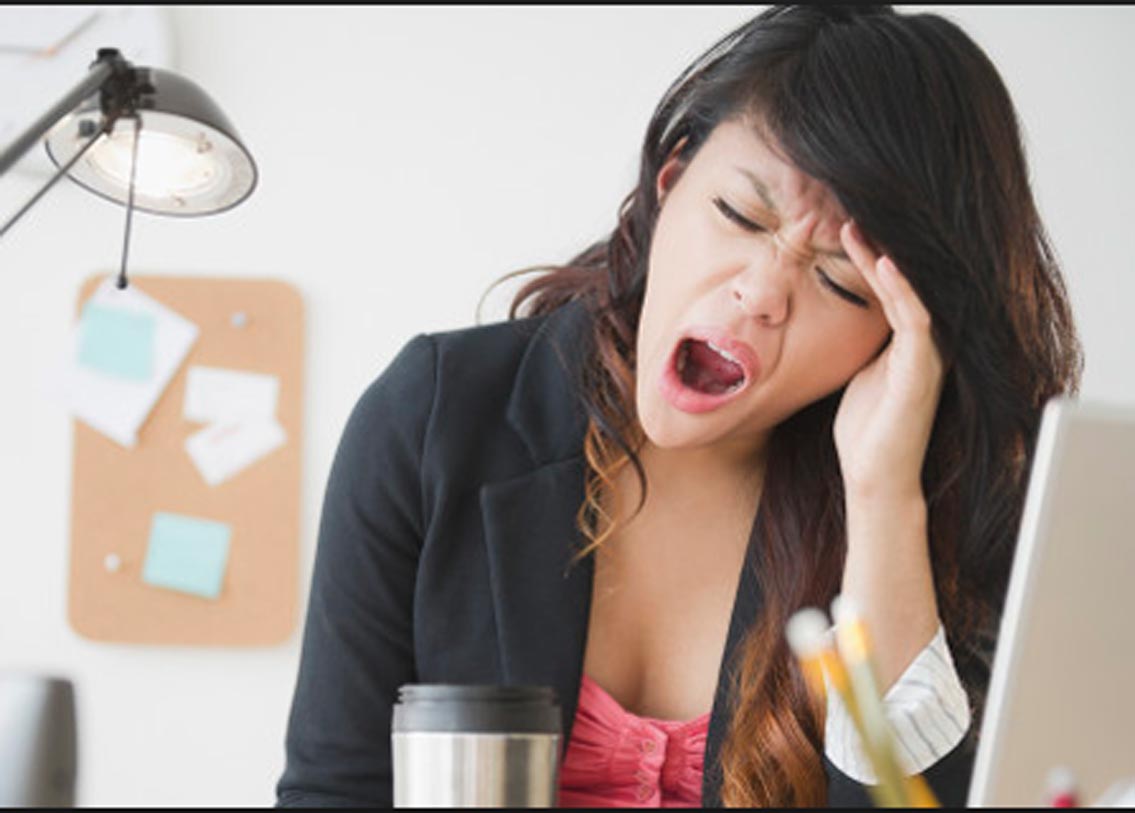 বিশেষজ্ঞরা বলছেন, বেশির ভাগ মানুষই ভীষণ অলস। তাই ৪-৫ মিনিট সময় পার্থক্যে পরপর বেশ কয়েকটা অ্যালার্ম সেট করে রাখি। সত্যিই যদি আপনি তাড়াতাড়ি উঠতে চান, এবং একান্তই যদি অ্যালার্ম তার জন্য অপরিহার্য হয় তাহলে আলস্য ছেড়ে প্রথম অ্যালার্মেই উঠে পড়ুন।